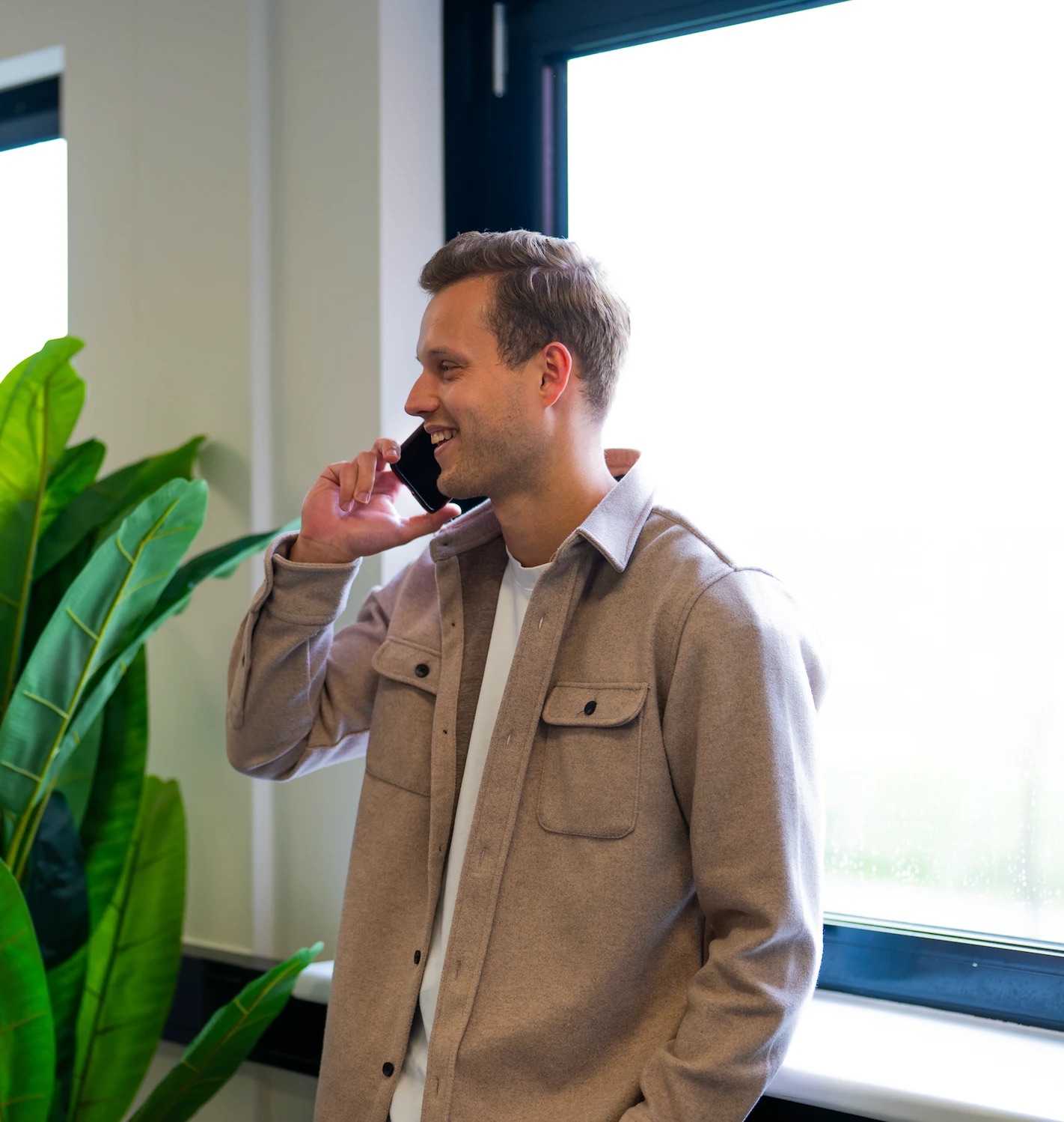 Tijmen Bos aan de telefoon